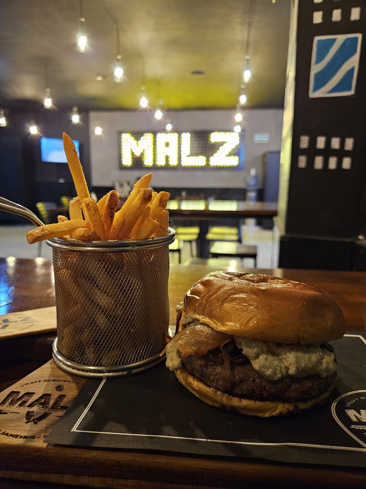 Malz Craft Burgers | Hambúrguer Artesanal l Onion Rings | Sanduíche Vegetariano | Cerveja | Brownie | Banoffee | Méier RJ